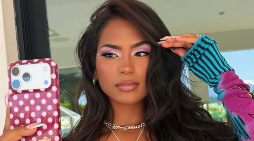 Monet McMichael met telefoon