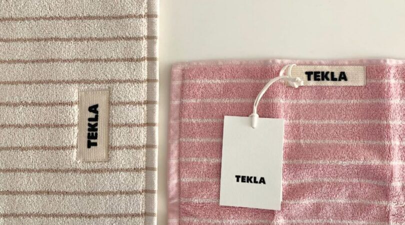 Een witte en roze Tekla handdoek.