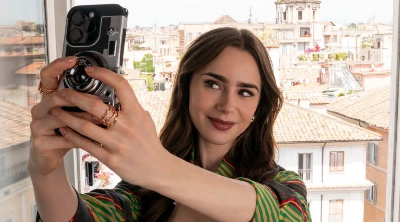 Emily maakt een selfie.