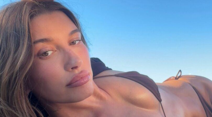 Hailey Bieber op het strand.