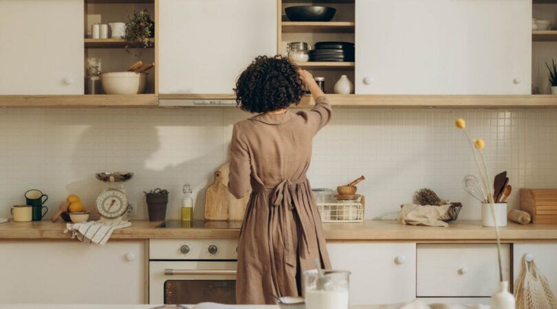 Vrouw in keuken.