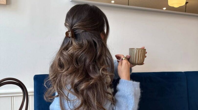 Vrouw in een caf&eacute;.
