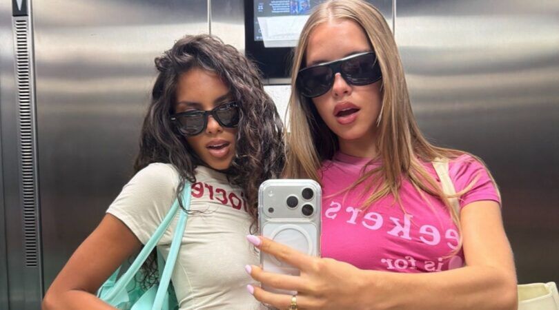 Twee meiden maken een spiegelselfie.