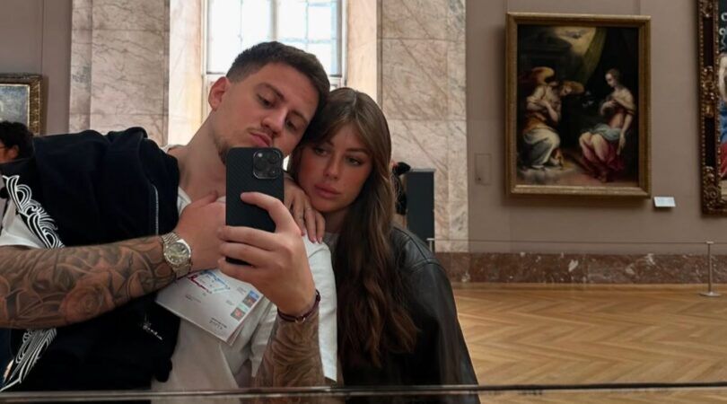 Koppel die een spiegelselfie maakt.