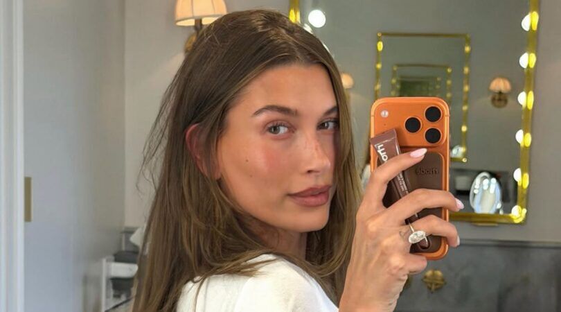 Spiegelselfie van Hailey Bieber.