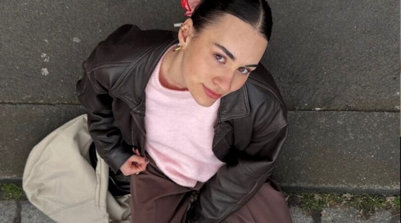 Vrouw met bruin roze outfit.