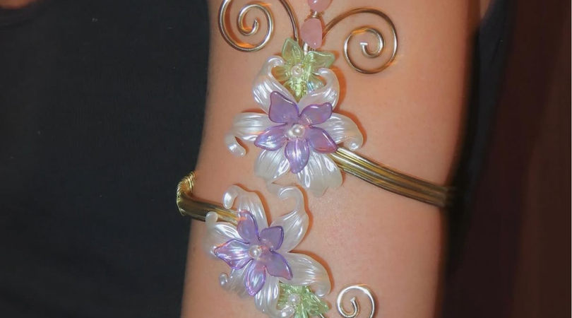 Handgemaakte armcuff met paarse en groene bloemen