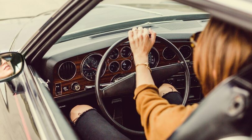 Vrouw in auto.
