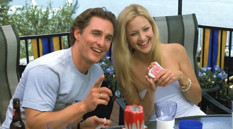 Kate Hudson en Mathhew McCaughey in How to Lose A Guy in 10 Days. Ze spelen een kaartspel.