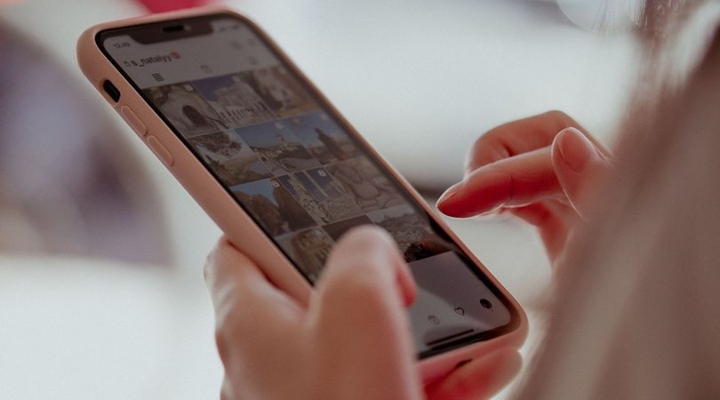 Vrouw met haar telefoon.