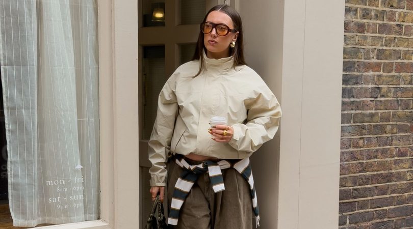 Meisje met de viral jas van Uniqlo aan.