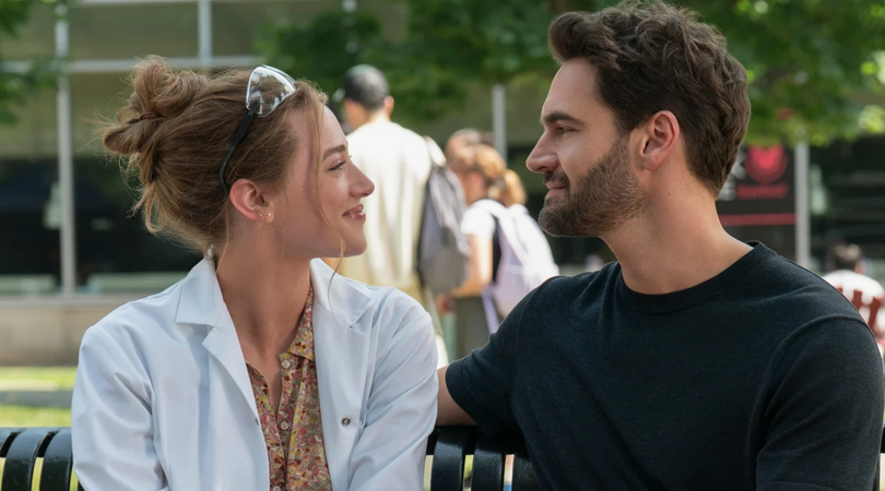 Lily Reinhart en Tom Bateman in The Love Hypothesis