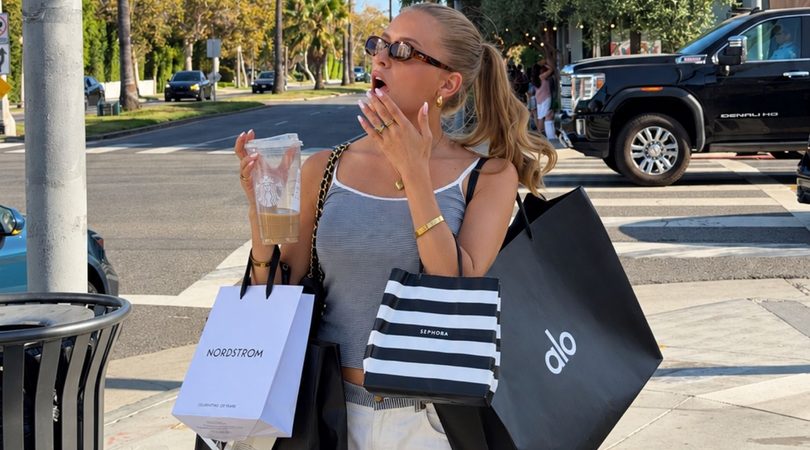 Influencer Anna Strup houdt winkeltasjes vast.