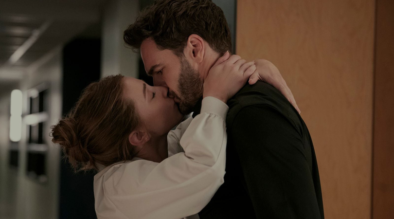 Adam en Olive uit The Love Hypothesis zoenen.