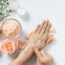 Met deze DIY-handbalm krijg je weer babyzachte handen