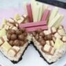 Zo maak je thuis deze hemelse Kinder Bueno, KitKat &eacute;n Maltesers-taart