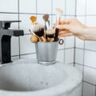 Zo vaak moet jij je make-up kwasten schoonmaken (en z&oacute; doe je het goed)