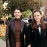 Twee vrouwen kijken lachend. Gilmore Girls.