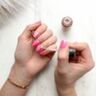 Let&rsquo;s go fluo: neon nagels zijn hot en z&oacute; ziet deze trend eruit