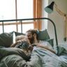 Dit is waarom vrouwen sneller verliefd worden op hun seksbuddy