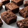 Zo maak je Tony&rsquo;s Chocolonely karamel zeezout brownies