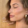 Een selfie van Hailey Bieber met haar ogen dicht.