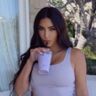 Bah! Kim Kardashian zou poep eten voor een jongere look!