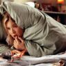 Bridget Jones ligt onder een laken