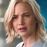 jennifer Lawrence kijkt boos naar iemand