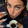 Meisje drinkt koffie.