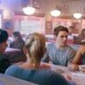 De vrienden uit Riverdale zitten samen in een diner.