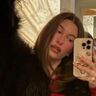 Een spiegelselfie van Hailey Bieber. Ze draagt haar nieuwe blush Plum.
