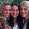 Oud K3, Karen, Kristel en Kathleen, knuffelend in 2020.