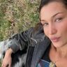 Bella Hadid met haar hond.