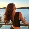 negin mirsalehi met een mooie zonsondergang