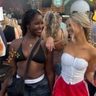 twee meiden op festivals