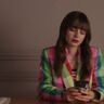 Emily uit Emily in Paris op haar telefoon.