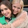 Lily Collins en Camille Razat maken een selfie.