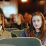 Rory en Paris uit Gilmore Girls kijken samen naar een show