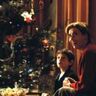 Een moeder en zoon zitten voor de kerstboom in love actually