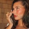 Hailey Bieber poseert voor een selfie met haar Rhode blush.