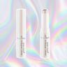 Essence Jelly Jewels Glitterstick staat voor een holografische achtergrond.