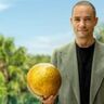 Presentator Valerio staat met een gouden bal in zijn hand voor het nieuwe seizoen van Paradise Hotel.