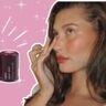 Hailey Bieber smeert blush op haar wangen. Naast haar staat de HEMA blush stick.