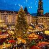 Besneeuwde kerstmarkt in Dresden, Duitsland.