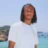 Voetballer Nathan Ak&eacute; op vakantie.