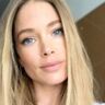 Doutzen Kroes poseert voor een selfie.