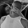Hailey Bieber kust Justin Bieber.