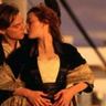 Jack en Rose in elkaars armen op de Titanic.