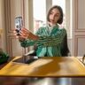 Jonge vrouw met een bob, maakt een selfie.